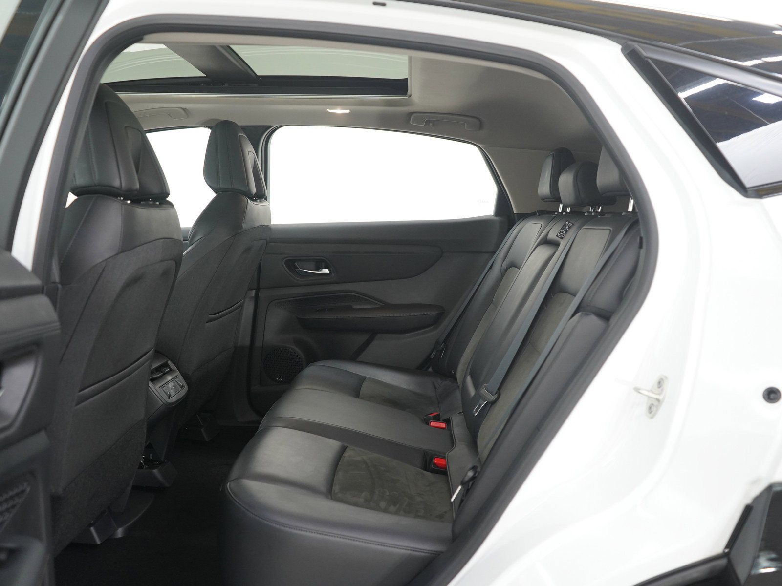 Used 2023 Nissan Ariya AWD image 20