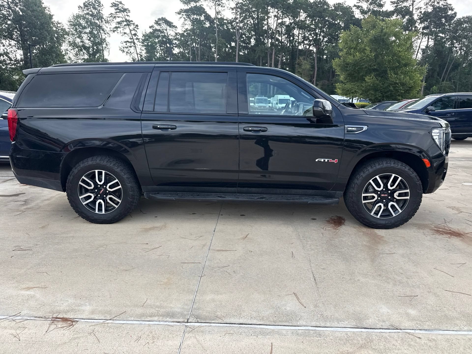 Used 2022 GMC Yukon XL AT4 AWD/4WD image 3