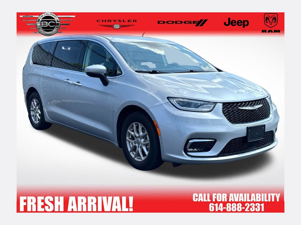 Used 2023 Chrysler Pacifica Touring-L FWD image 1