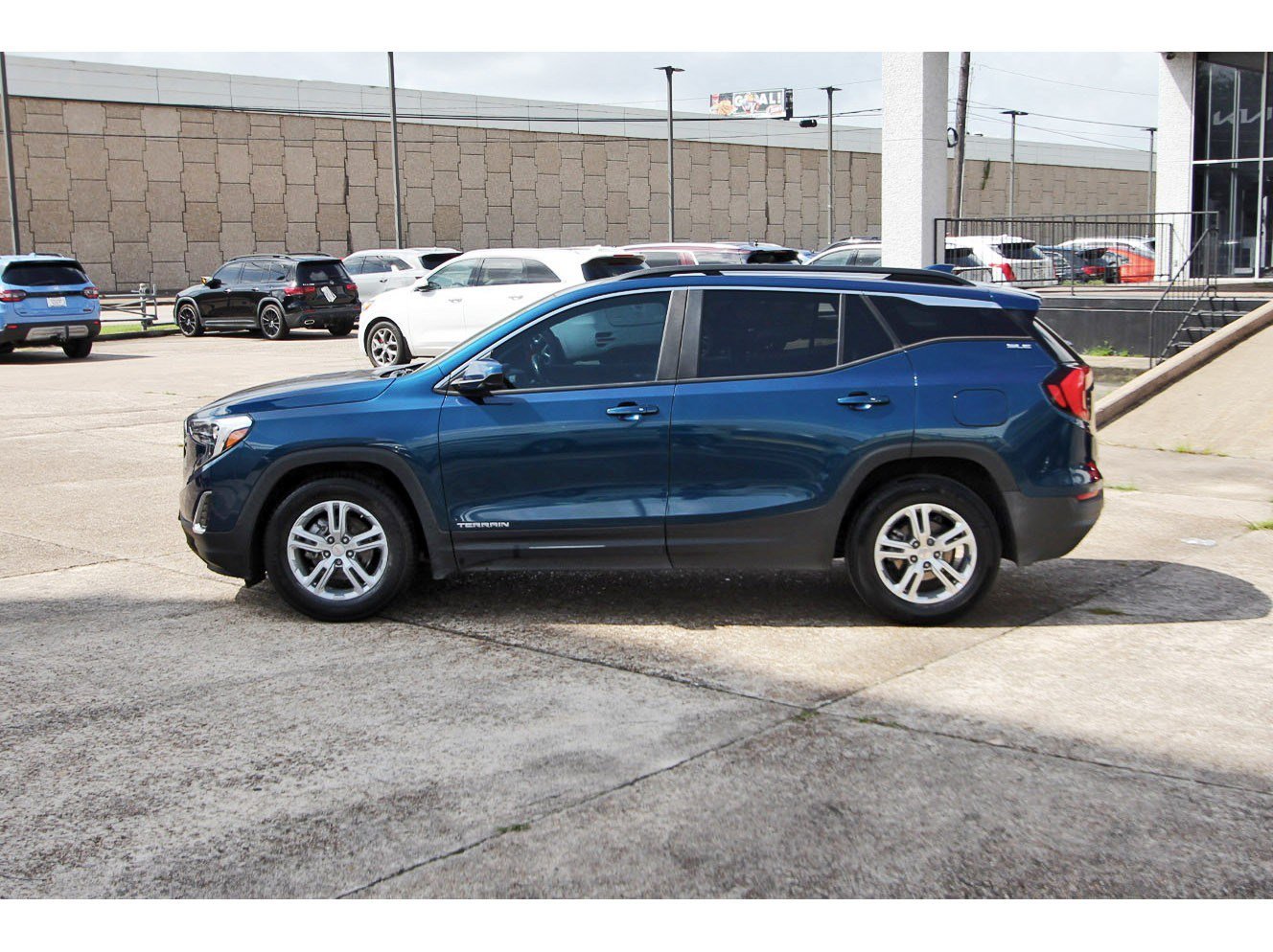 Used 2021 GMC Terrain SLE w/ Driver Convenience Package FWD image 4