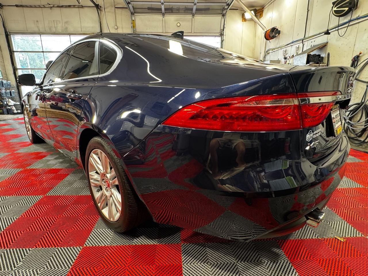 Used 2018 Jaguar XF Premium RWD image 5