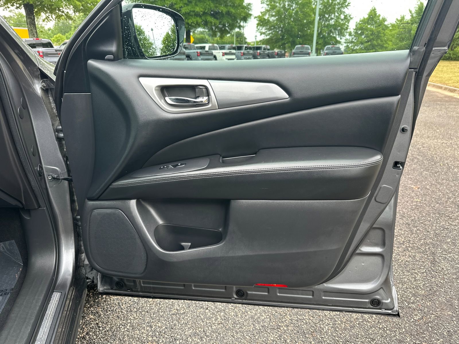 Used 2017 Nissan Pathfinder SL w/ SL Tech Package FWD image 12