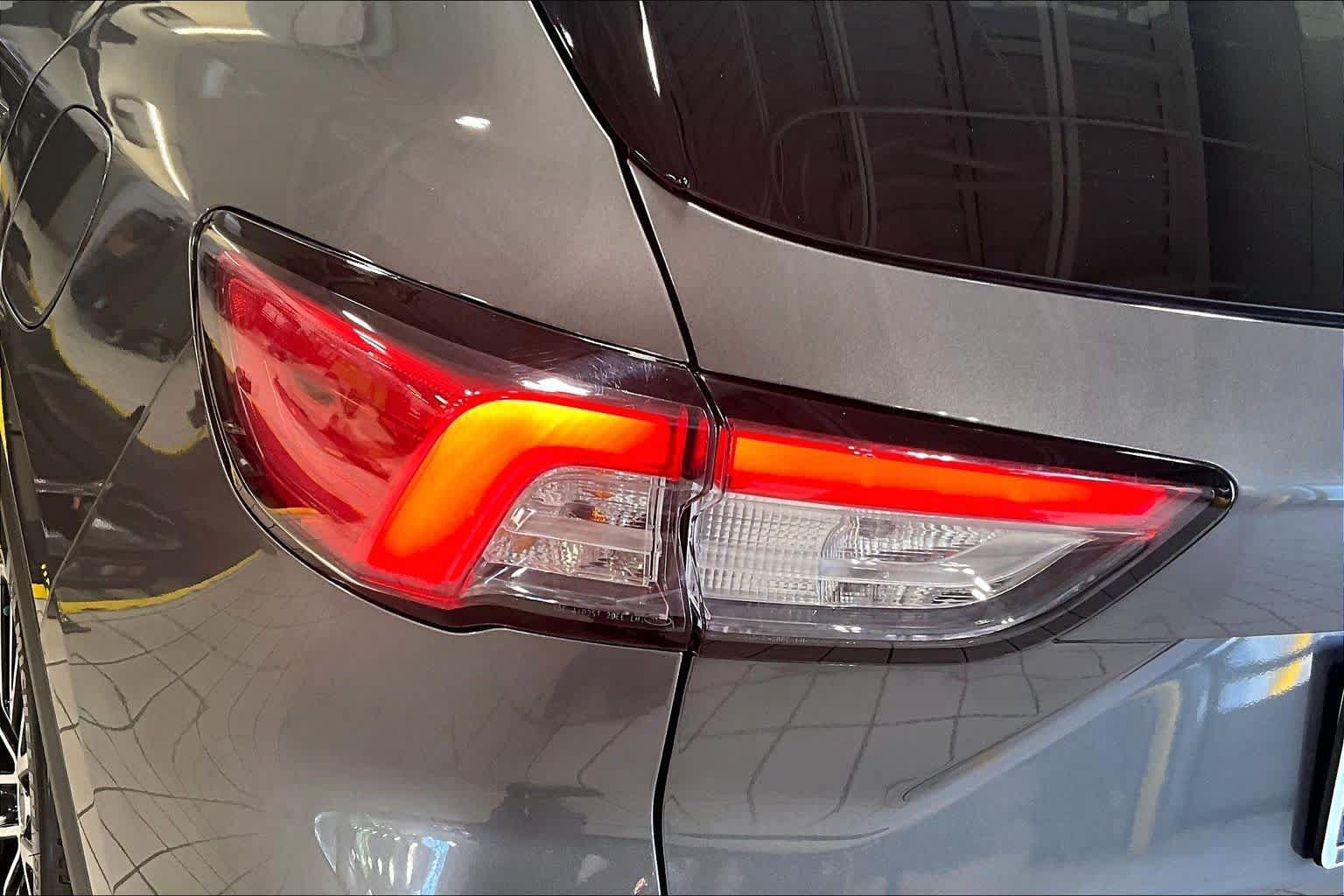 Used 2022 Ford Escape Titanium FWD image 27