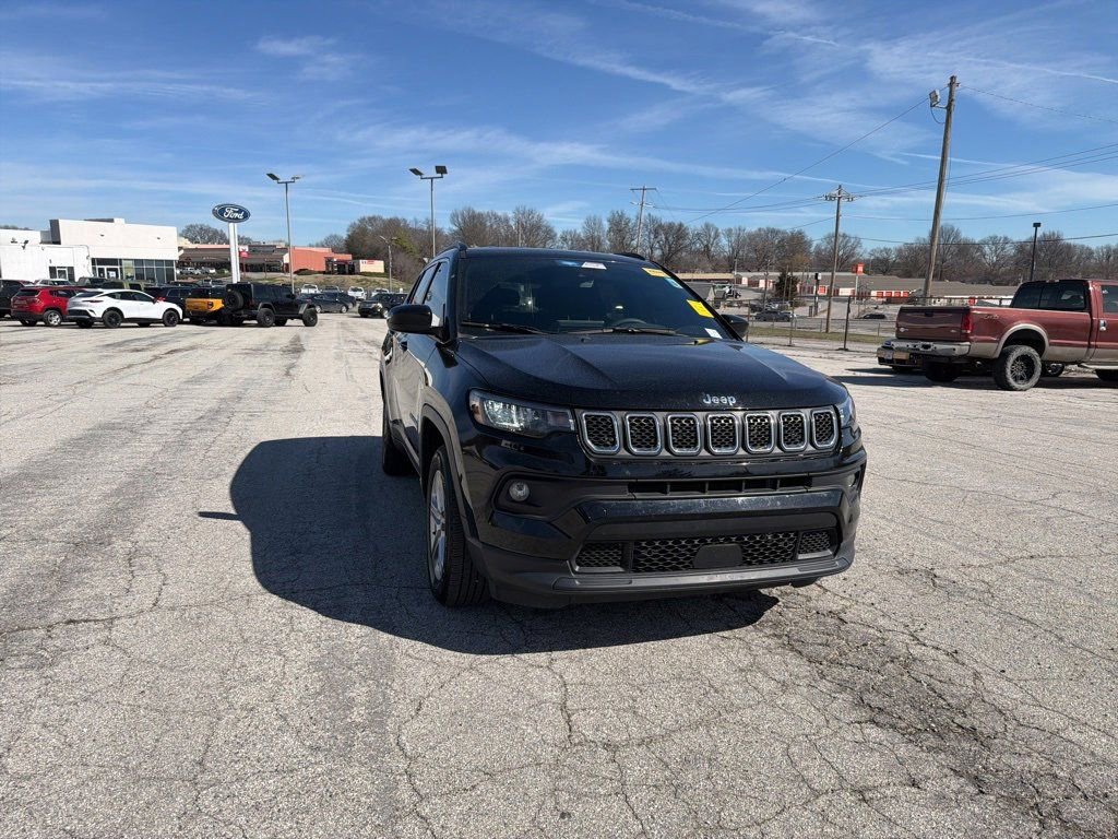 Used 2024 Jeep Compass Latitude image 4