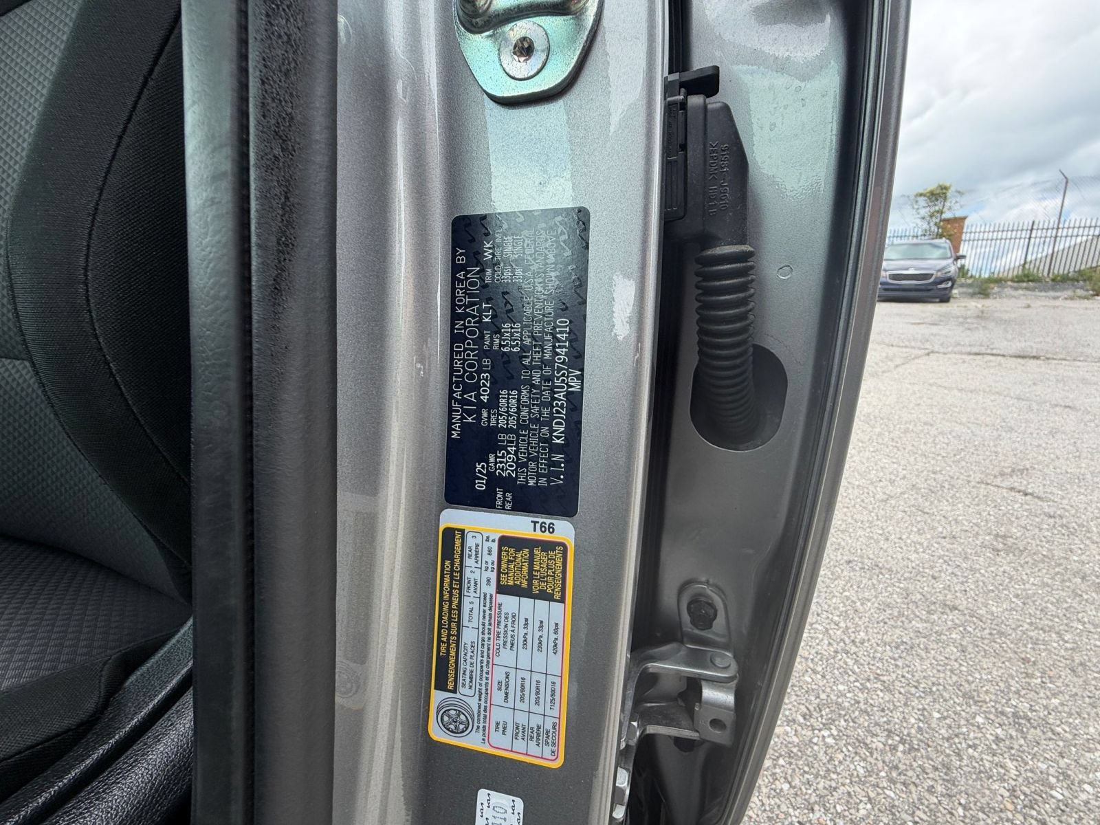 Used 2025 Kia Soul LX w/ LX Technology Package FWD image 28