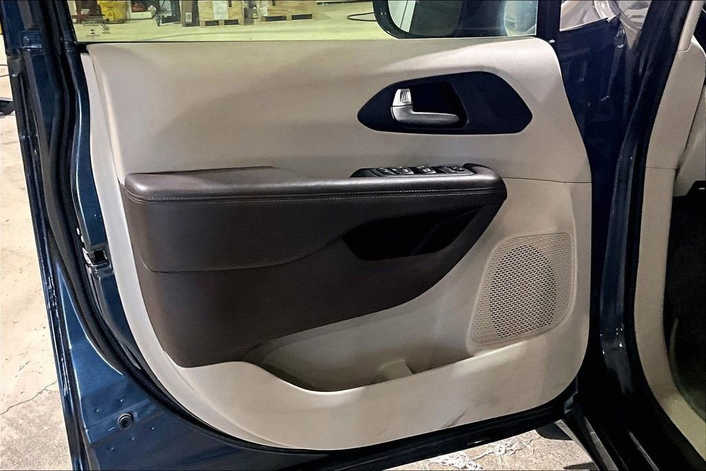 Used 2020 Chrysler Pacifica Touring w/ Tire & Wheel Group image 19