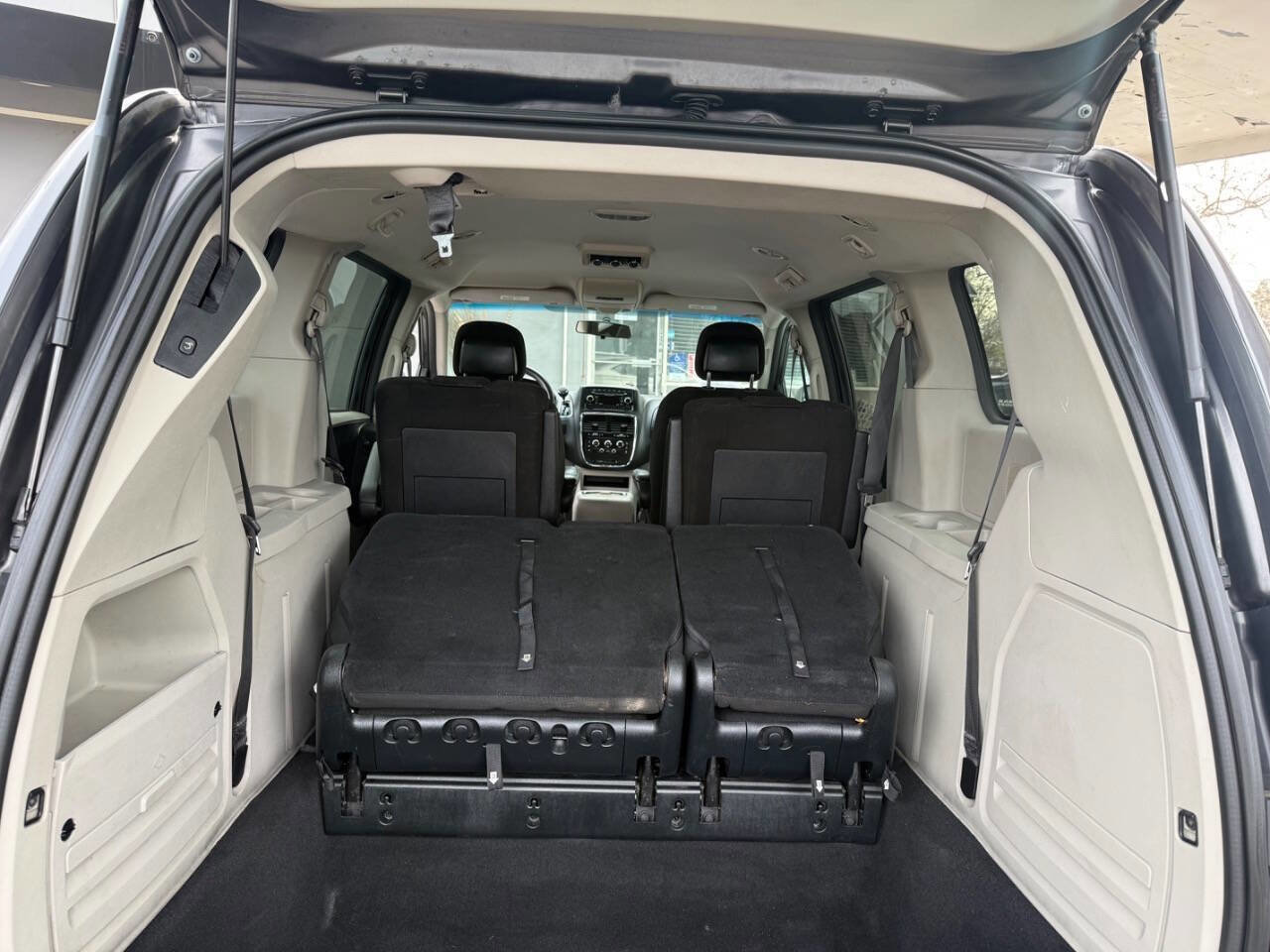 Used 2016 Dodge Grand Caravan SXT image 32