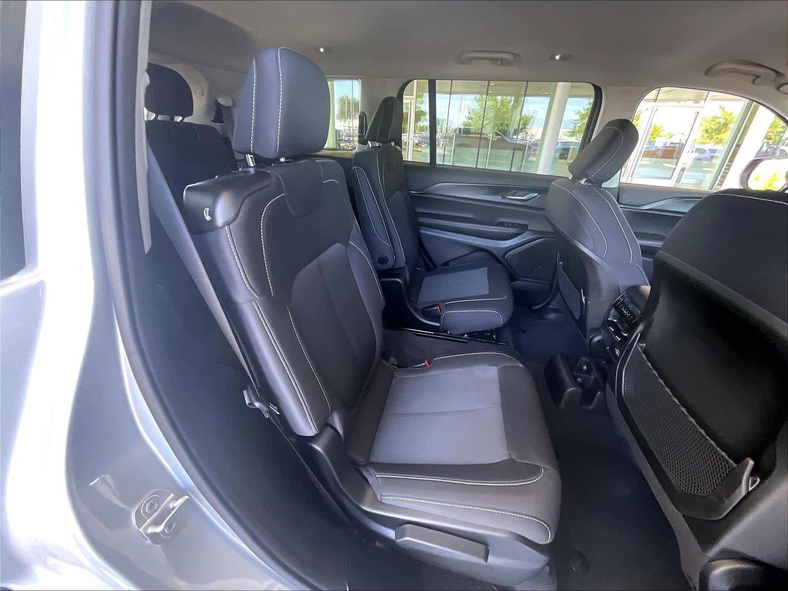 Used 2023 Jeep Grand Cherokee L Laredo AWD/4WD image 30