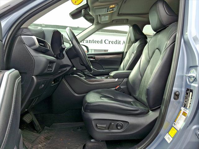 Used 2021 Toyota Highlander Limited AWD/4WD image 3