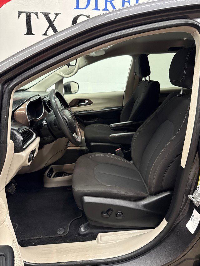 Used 2023 Chrysler Voyager LX image 37
