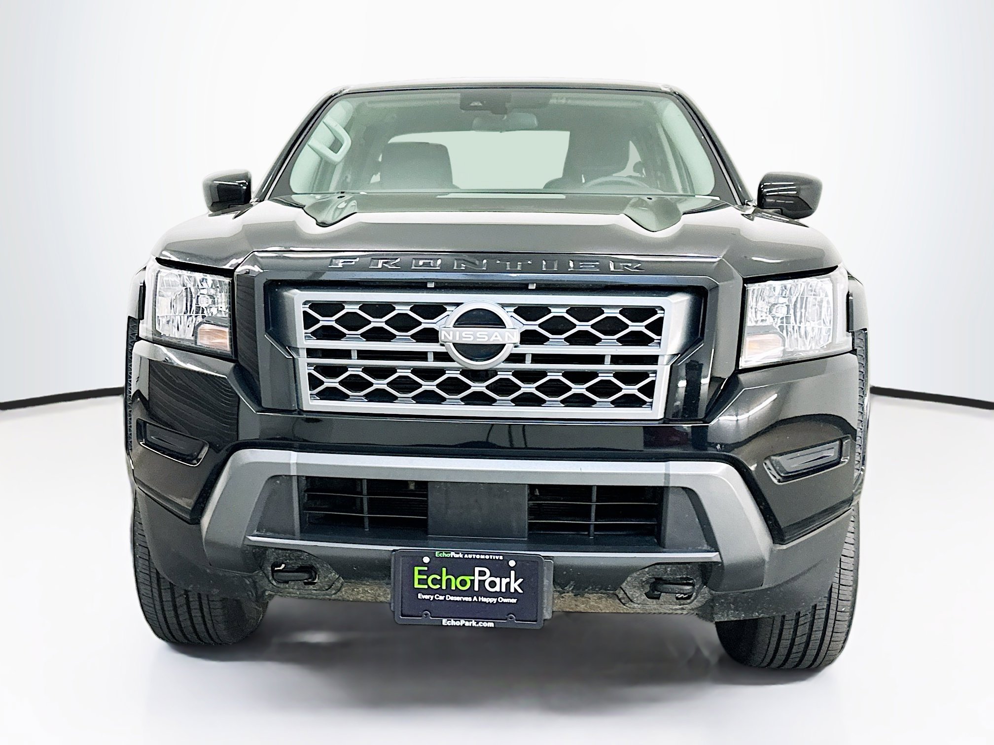 Used 2023 Nissan Frontier SV image 2