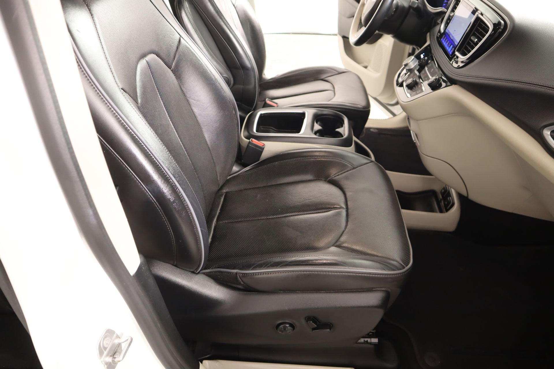 Used 2017 Chrysler Pacifica Limited w/ UConnect Theater Package image 15