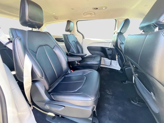 Used 2024 Chrysler Pacifica Select image 28