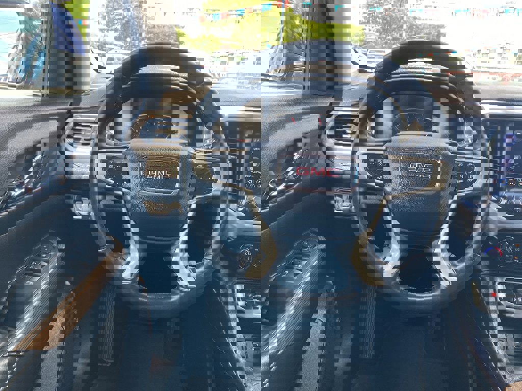 Used 2023 GMC Acadia SLE image 4