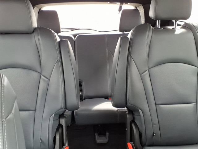 Used 2023 Buick Enclave Essence image 3