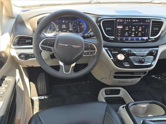 Used 2023 Chrysler Pacifica Touring-L FWD image 11
