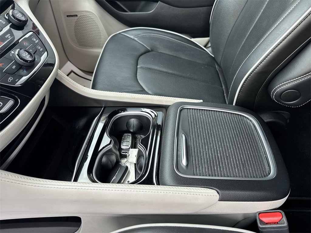 Used 2022 Chrysler Pacifica Limited image 21