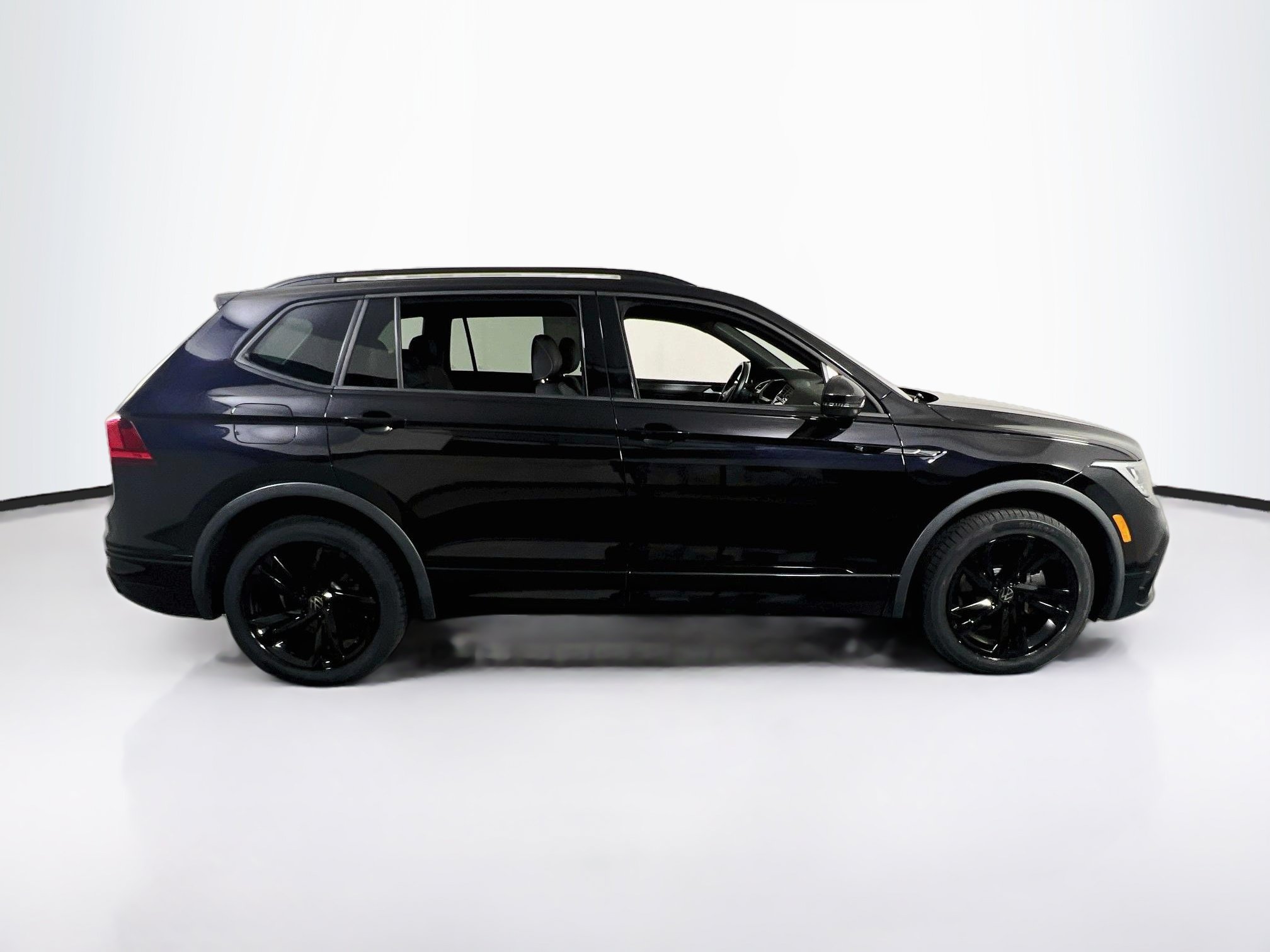 Used 2023 Volkswagen Tiguan SE R-Line AWD/4WD image 4