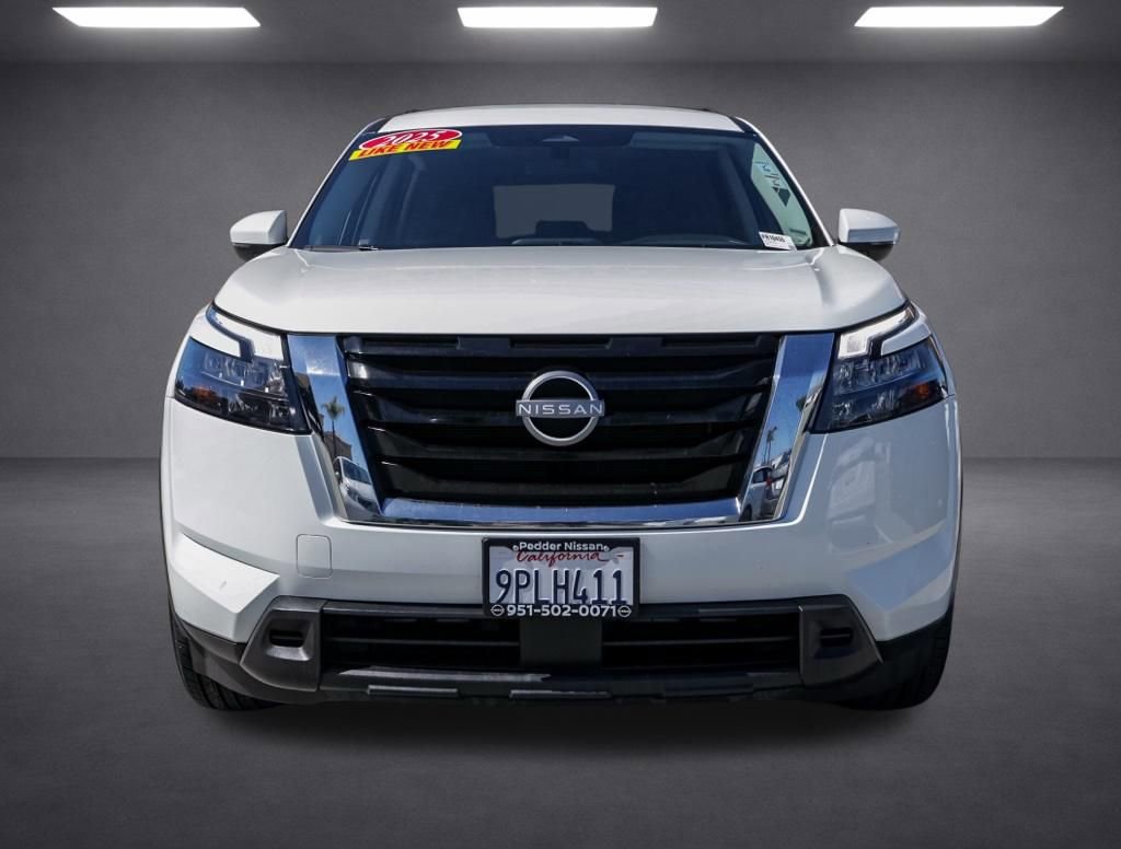 Used 2025 Nissan Pathfinder SV image 8