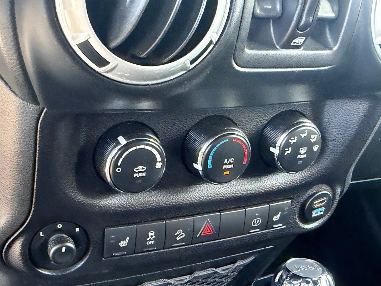 Used 2016 Jeep Wrangler Unlimited Rubicon AWD/4WD image 23