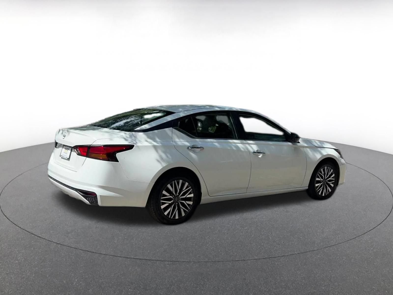 Used 2025 Nissan Altima 2.5 SV FWD image 12