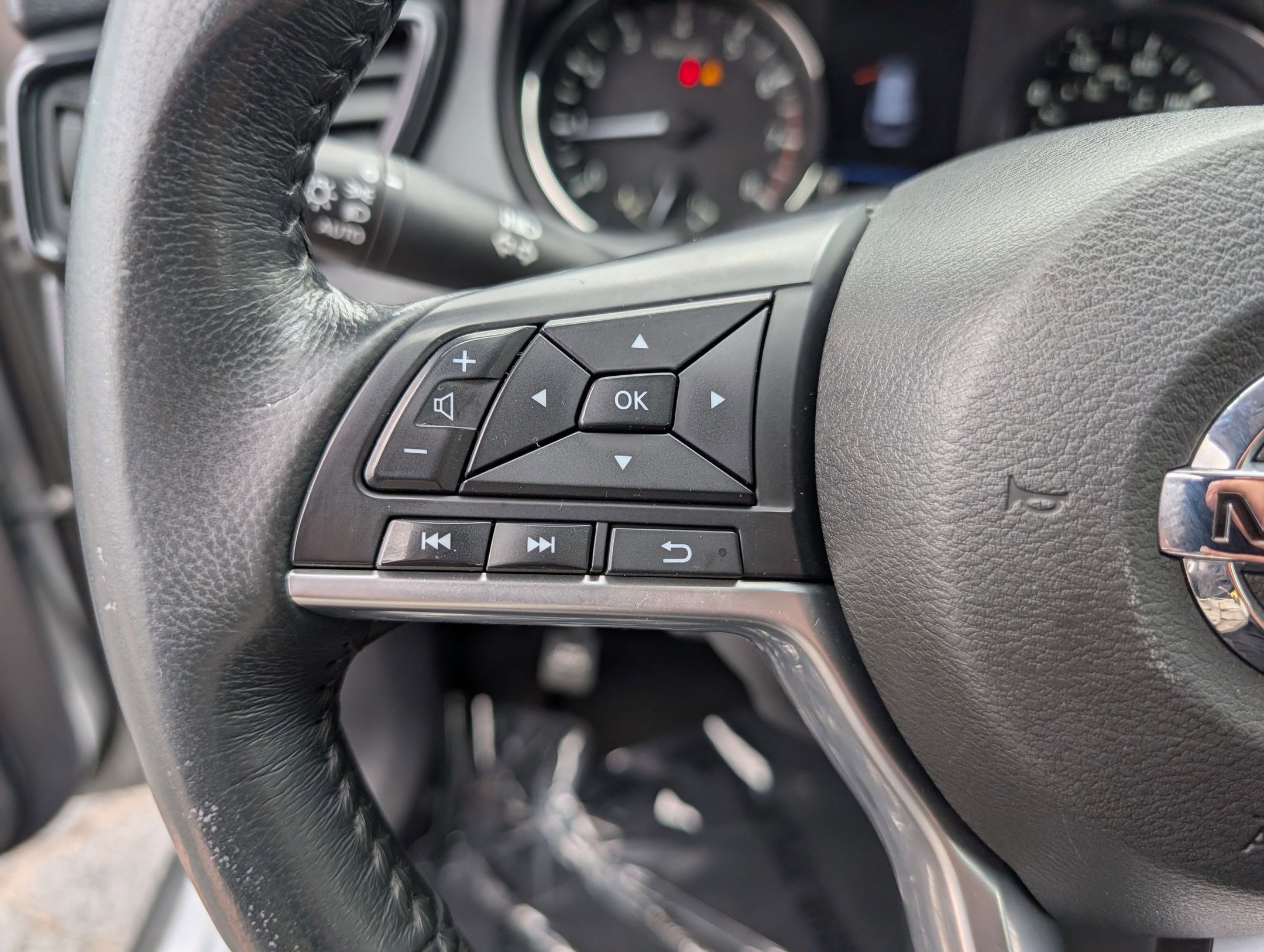 Used 2018 Nissan Rogue SV AWD/4WD image 17