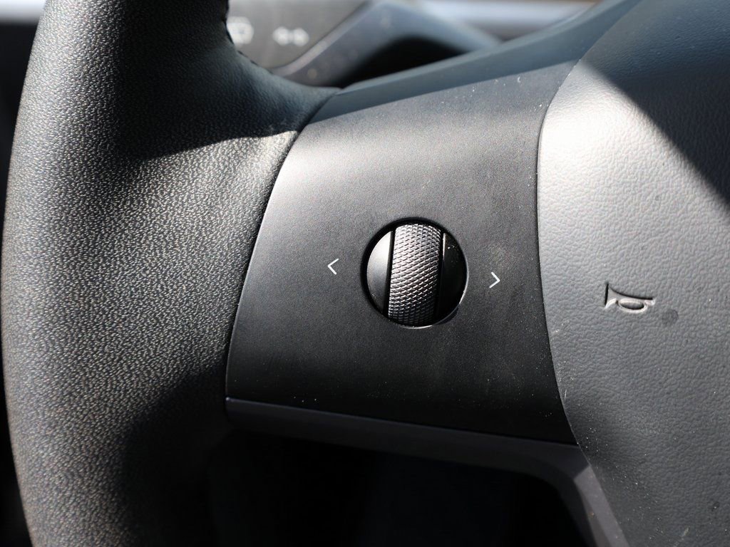 Used 2025 Tesla Model Y Long Range image 39