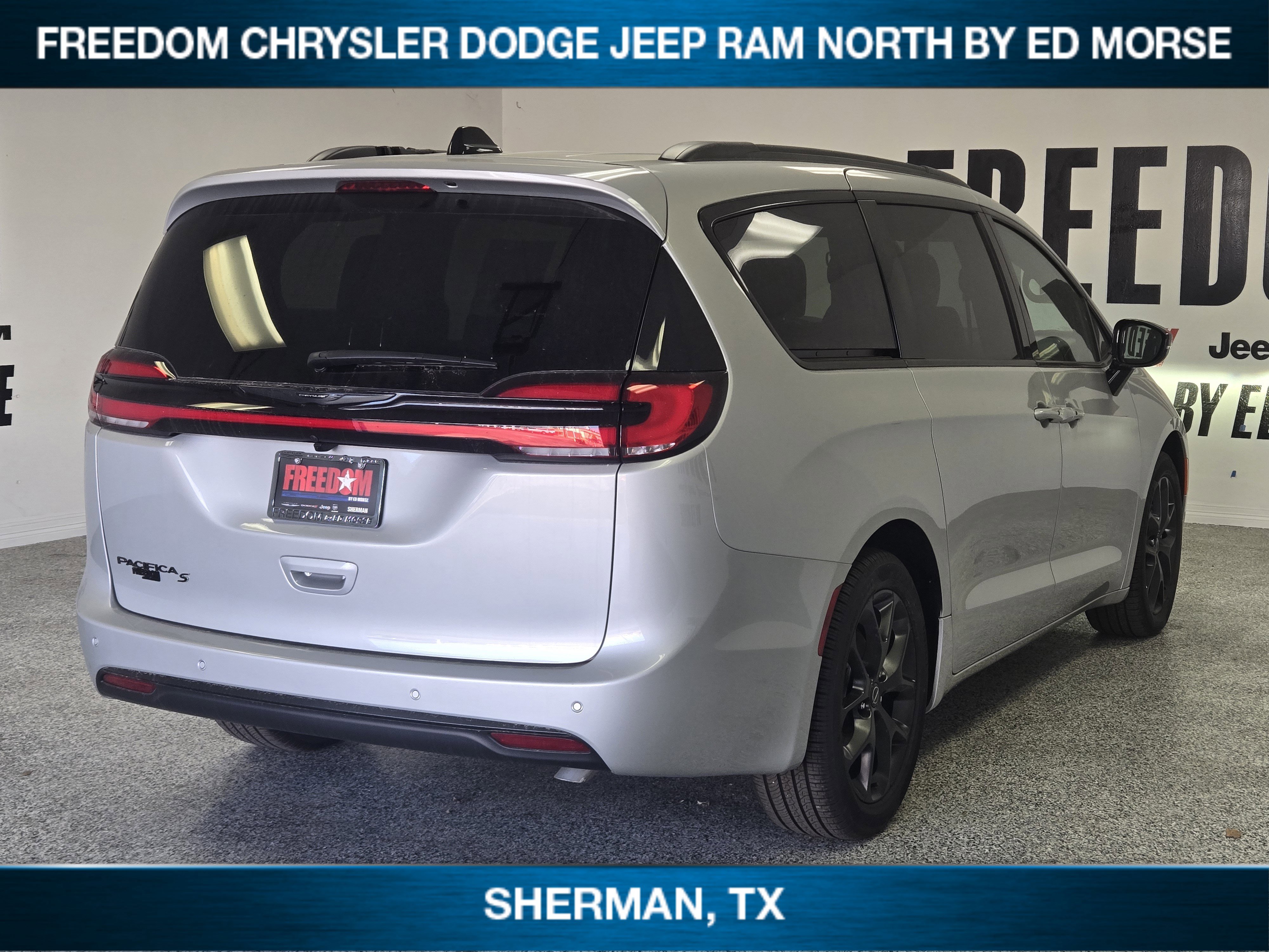 New 2026 Chrysler Pacifica Select w/ S Appearance Package image 3