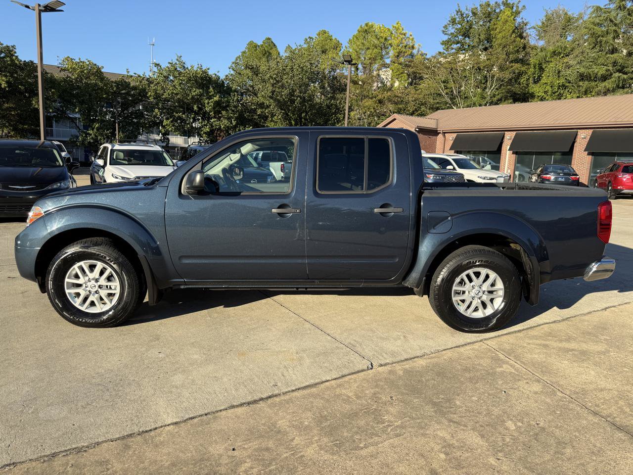 Used 2020 Nissan Frontier SV RWD image 2