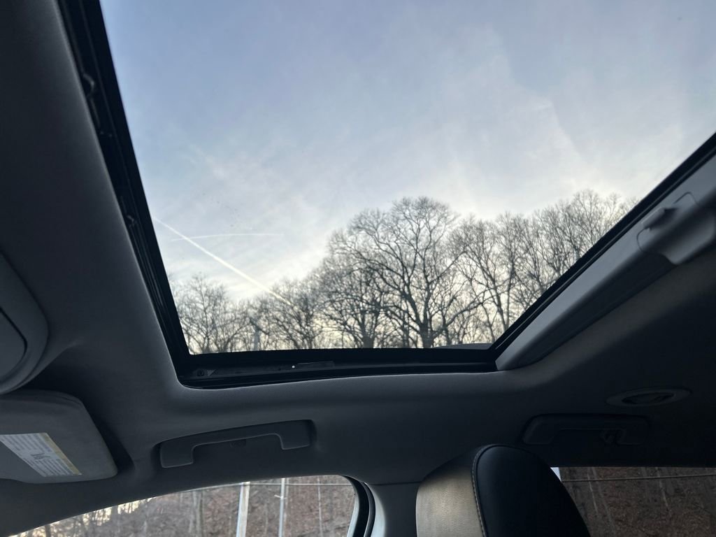 Used 2023 GMC Acadia SLT w/ Technology Package image 16