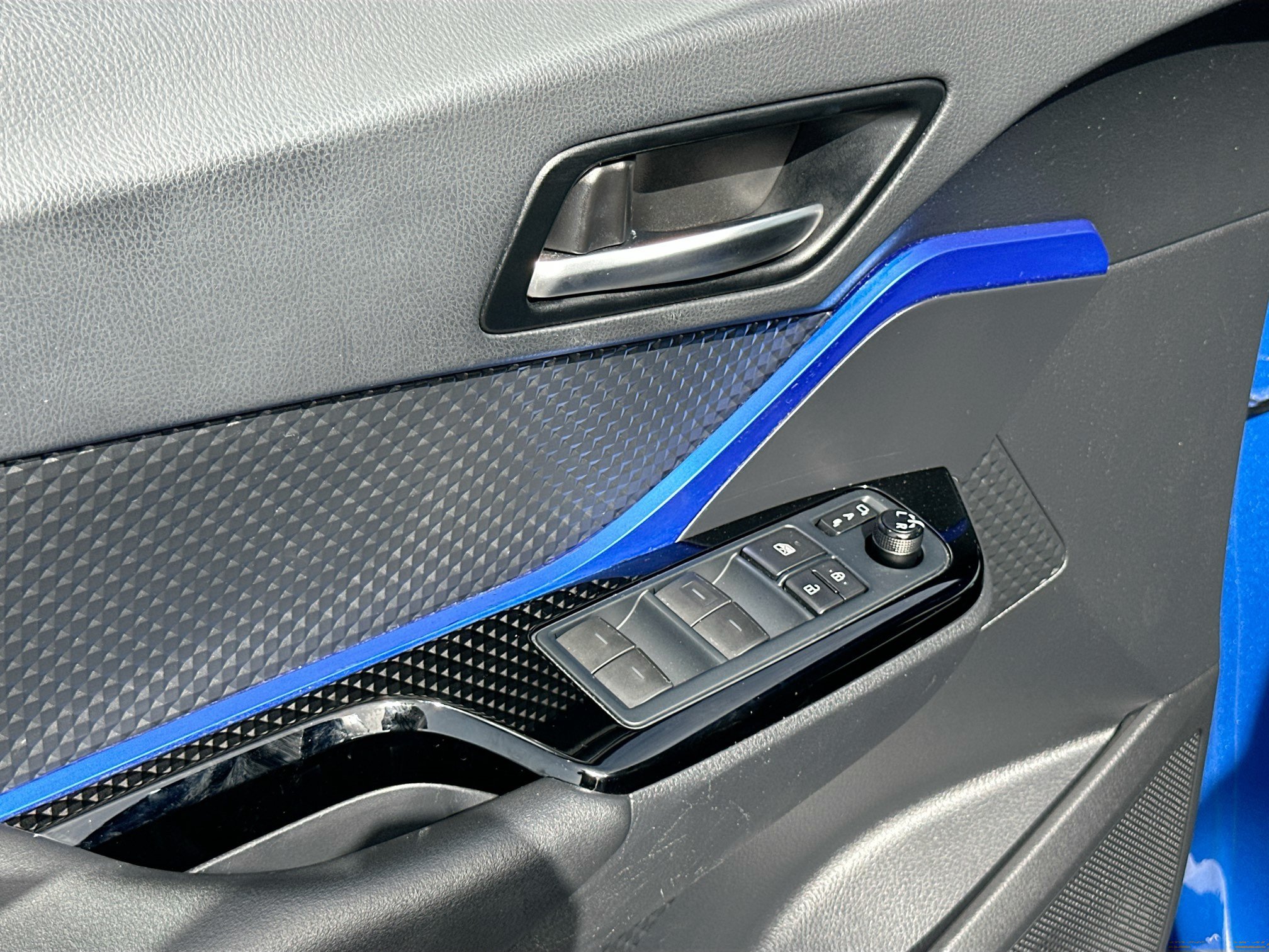 Used 2020 Toyota C-HR XLE FWD image 17