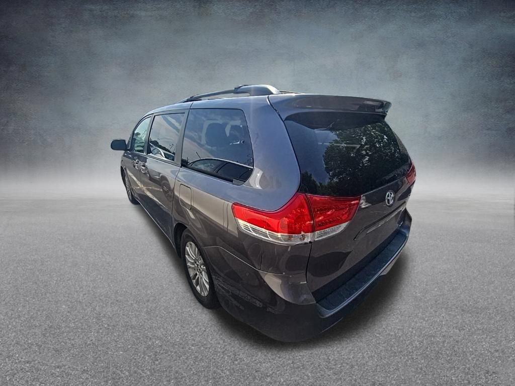 Used 2014 Toyota Sienna XLE FWD image 5