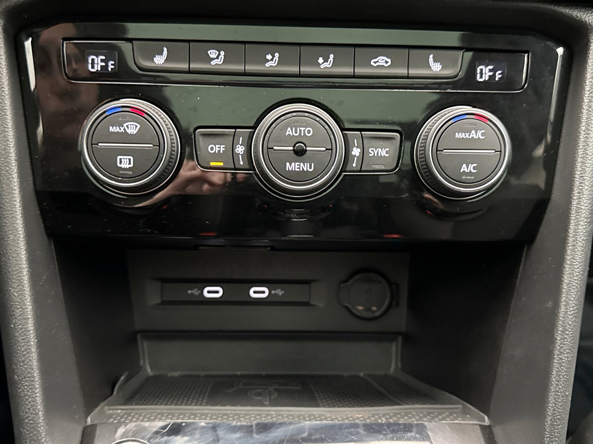 Used 2024 Volkswagen Taos SE AWD/4WD image 24