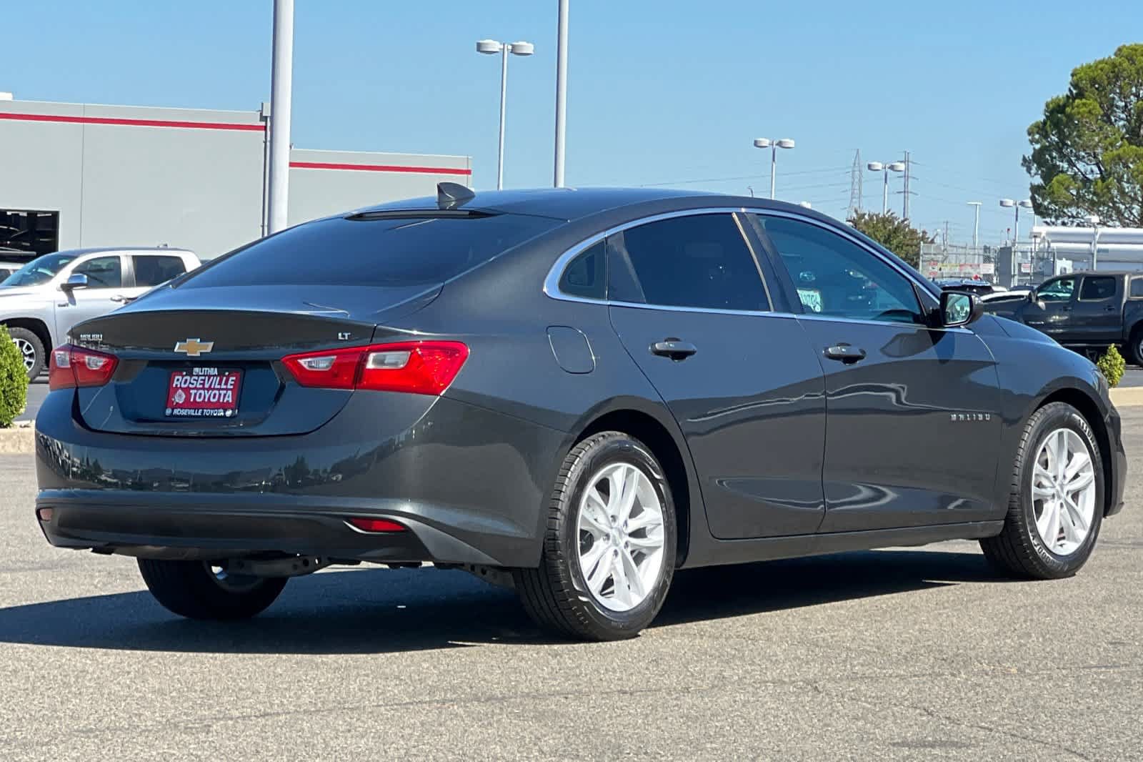 Used 2018 Chevrolet Malibu LT FWD image 2