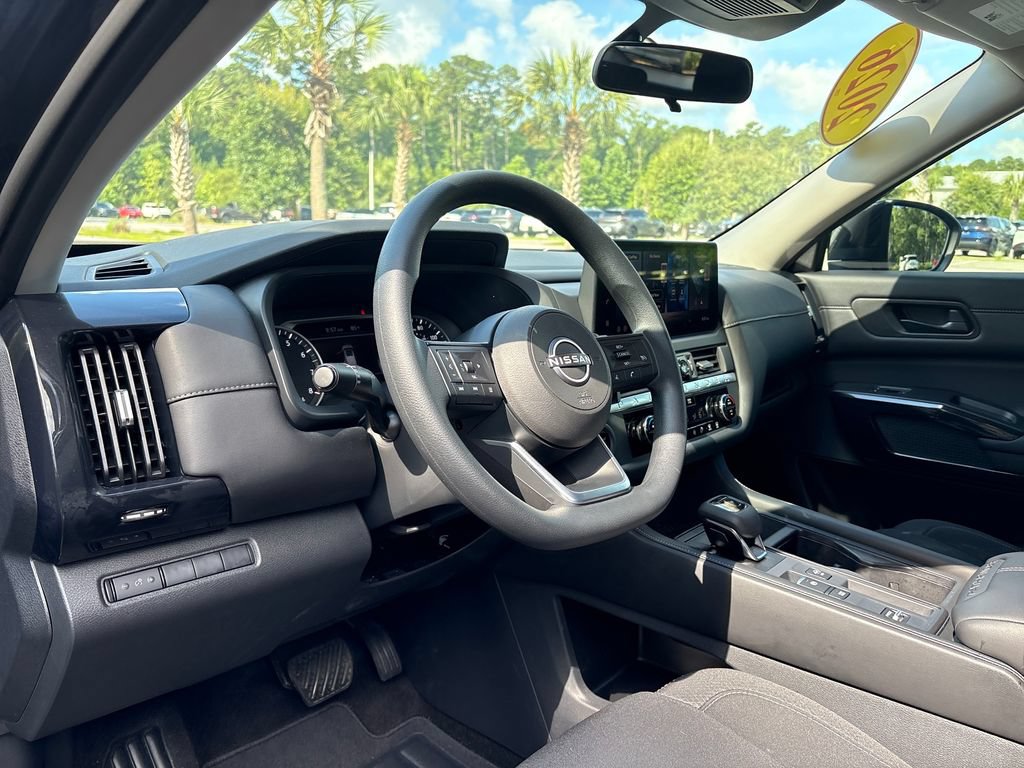 Used 2026 Nissan Pathfinder S FWD image 5