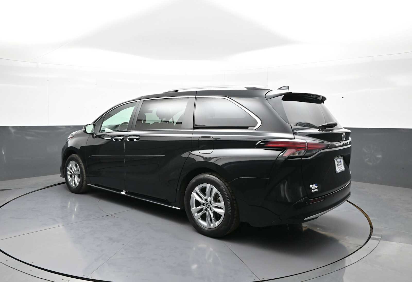 Used 2024 Toyota Sienna Limited AWD/4WD image 8
