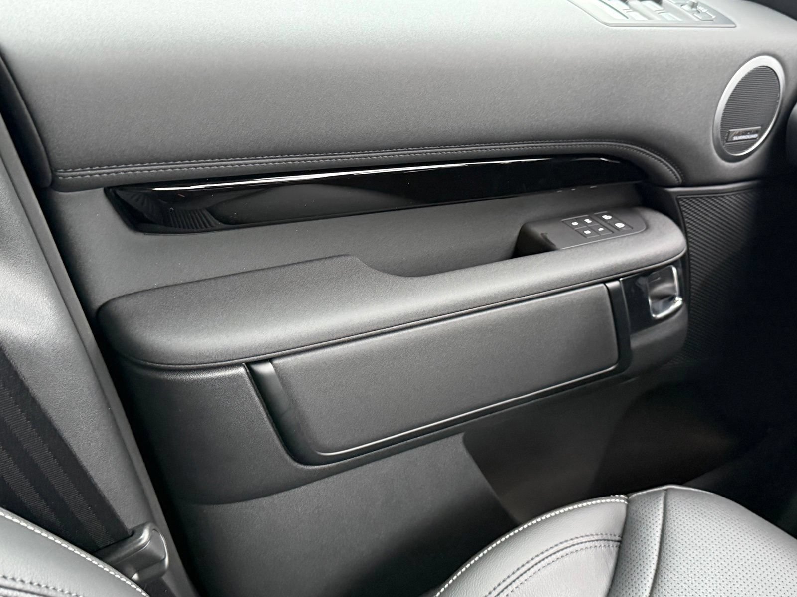 New 2026 Land Rover Discovery S AWD/4WD image 41