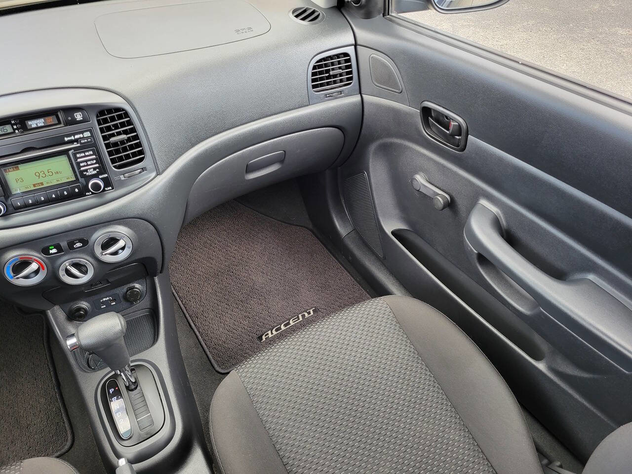 Used 2011 Hyundai Accent GS image 25