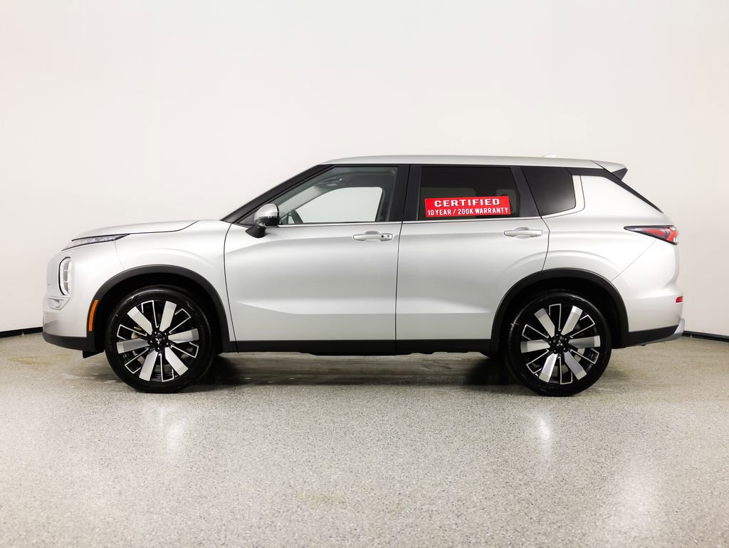Used 2025 Mitsubishi Outlander SE image 5