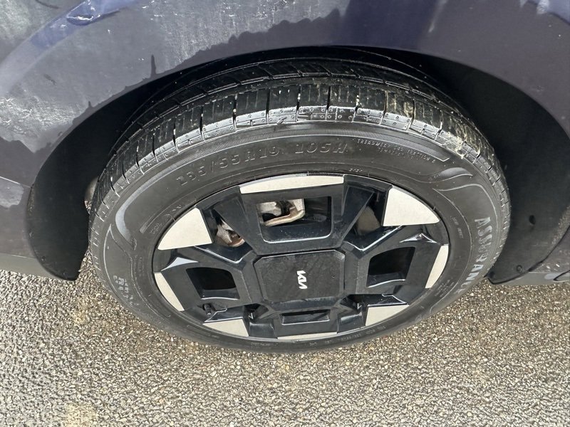 Used 2025 Kia Carnival EX image 18