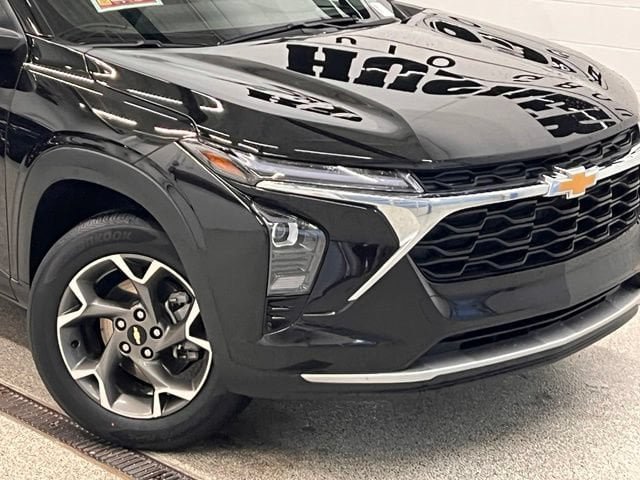 Certified 2025 Chevrolet Trax LT w/ LT Convenience Package FWD image 3