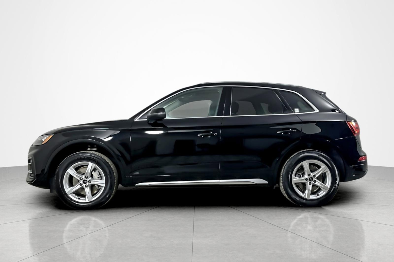 Used 2023 Audi Q5 2.0T Premium w/ Convenience Package image 2
