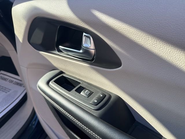Used 2023 Chrysler Pacifica Touring-L image 18