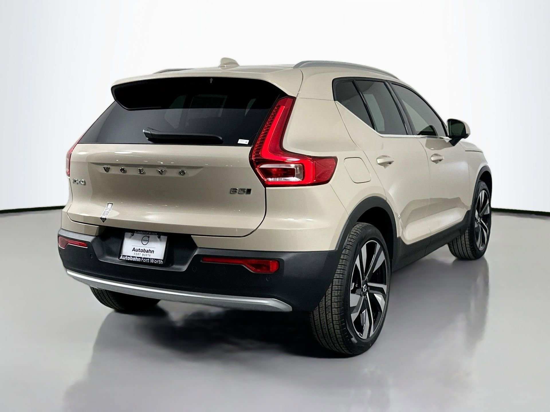 New 2025 Volvo XC40 B5 Ultra w/ Protection Package Premier image 5