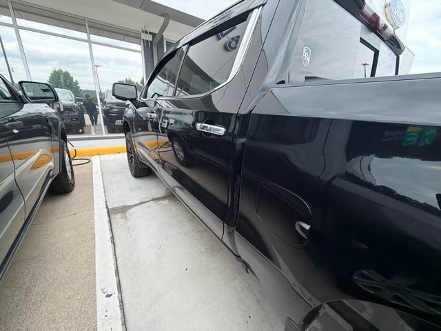Used 2020 Chevrolet Silverado 1500 High Country w/ Technology Package AWD/4WD image 29