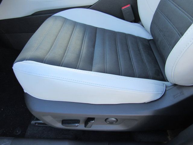 New 2026 Mitsubishi Outlander SE image 13