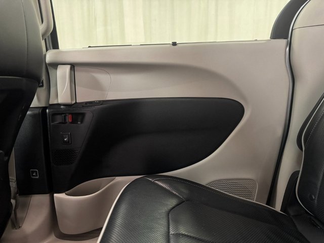 Used 2024 Chrysler Pacifica Limited image 27