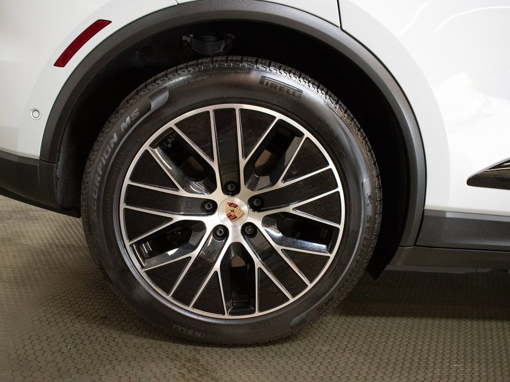 Certified 2025 Porsche Macan 4 Electric image 17