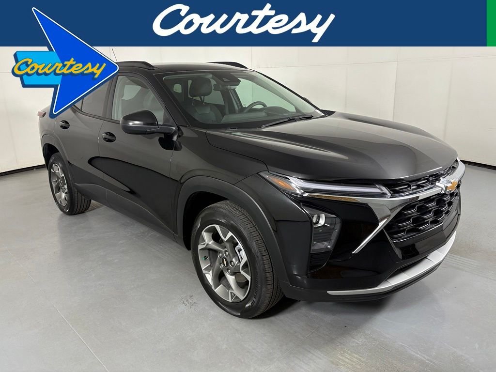 Used 2025 Chevrolet Trax LT FWD image 1