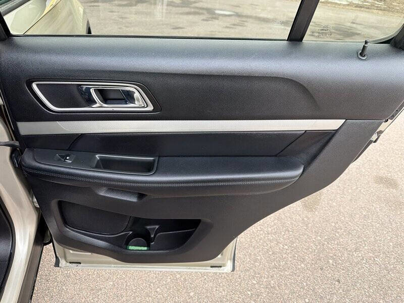 Used 2017 Ford Explorer XLT w/ Equipment Group 202A image 21